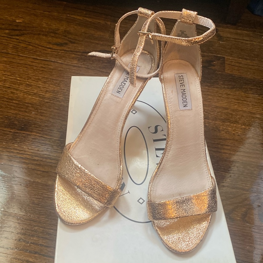 Steve Madden Rose gold metallic strappy sandals, size 8